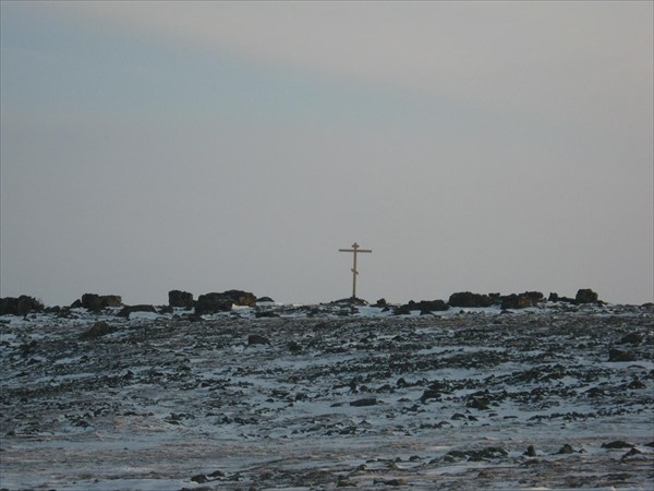 Крест, в напоменание о истенной власти на севере